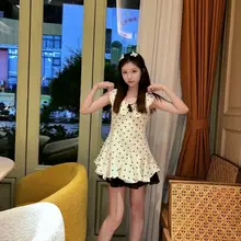舒适的床上时刻，手握脚踝，呈现出温馨的场景 #少妇 #玉足 #脚底板 #脚控福利 #足控