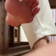 玉足 联系了很久的眼镜反差女大脚脸同框展示足底，粉嫩的小jio尽情的展示在同好的面前 #玉足 #足底 #足脸同框 #自拍 #反差