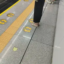 翻到一个存货，在等地铁的时候遇到的，看到之后足控瘾又犯了，情不自禁，不能自己 #玉足 #足控 #足控福利 #少妇 #地铁