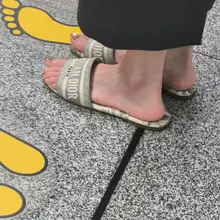 翻到一个存货，在等地铁的时候遇到的，看到之后足控瘾又犯了，情不自禁，不能自己 #玉足 #足控 #足控福利 #少妇 #地铁