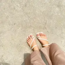 漂亮少妇，平底拖鞋玉足 #少妇 #玉足 #平底拖鞋 #拖鞋