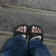 漂亮少妇，平底拖鞋玉足 #少妇 #玉足 #平底拖鞋 #拖鞋