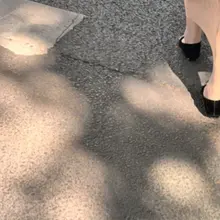 尾随了一路的平底职业鞋肉丝袜妹妹居然是新来的技师哈哈，平底职业鞋+原味肉丝，带点褶皱，一踩就射，一路走一路行 一路撒下小精灵～ 📩 @SXHCL @XHSJS…