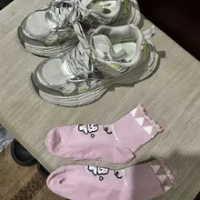 我发现越偏于中性的鞋，越有可能有袜子耶。时尚真是个闭环，现在年轻女性好像都很喜欢这种老爹鞋。（鞋看上去像男的，但是里面袜子觉得不会骗人！）