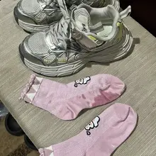 我发现越偏于中性的鞋，越有可能有袜子耶。时尚真是个闭环，现在年轻女性好像都很喜欢这种老爹鞋。（鞋看上去像男的，但是里面袜子觉得不会骗人！）