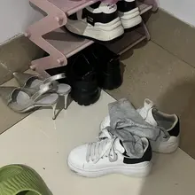 还是最喜欢这种单身公寓的鞋架，虽然鞋架小了点但真的够味！（听里面聊天，好像又是类似做夜场的性工作者，还提到什么跟老公做爱就像做作业一样很机械，我来加点料，让你…