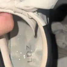还是最喜欢这种单身公寓的鞋架，虽然鞋架小了点但真的够味！（听里面聊天，好像又是类似做夜场的性工作者，还提到什么跟老公做爱就像做作业一样很机械，我来加点料，让你…