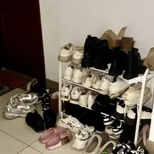 差点错过的鞋架，本来以为男鞋偏多，就不仔细看了。没想到还让我发现了惊喜（39码老爹鞋，配着脏兮兮的冰丝袜，简直不要太好闻）