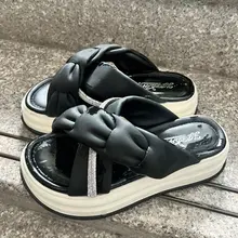 骚女人的鞋子，就跟我他妈的操了她的黑逼一样，越操越黑，越操越淫荡！