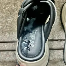 骚女人的鞋子，就跟我他妈的操了她的黑逼一样，越操越黑，越操越淫荡！