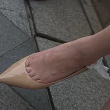 不大开心的样子，可能正愁着没男人给它鞋子来点保养液 #淫脚 #淫鞋 #街拍 #美足 #美鞋 #挑鞋 #平底鞋 #趾缝 #足弓 #脚底 #趾缝 #玉足 #高跟鞋…
