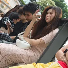 不大开心的样子，可能正愁着没男人给它鞋子来点保养液 #淫脚 #淫鞋 #街拍 #美足 #美鞋 #挑鞋 #平底鞋 #趾缝 #足弓 #脚底 #趾缝 #玉足 #高跟鞋…