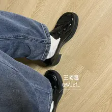 这双浮雕白袜已经被兄弟拿下了，等待袜子被鸡吧摩擦，被满满的精液射满、浸透。 #白袜 #原味 #恋足 #射袜
