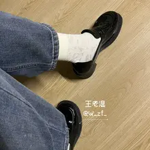 这双浮雕白袜已经被兄弟拿下了，等待袜子被鸡吧摩擦，被满满的精液射满、浸透。 #白袜 #原味 #恋足 #射袜