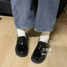 这双浮雕白袜已经被兄弟拿下了，等待袜子被鸡吧摩擦，被满满的精液射满、浸透。 #白袜 #原味 #恋足 #射袜