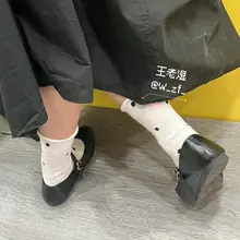 兄弟寄来的袜子老婆非常的爱穿，在小皮鞋里捂了好几天了，整双袜子吸满了小骚脚的味道，已经变成完美的枪套等待精液的灌溉了。 #原味 #袜控 #白袜 #射袜 #精液…