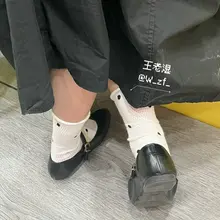 兄弟寄来的袜子老婆非常的爱穿，在小皮鞋里捂了好几天了，整双袜子吸满了小骚脚的味道，已经变成完美的枪套等待精液的灌溉了。 #原味 #袜控 #白袜 #射袜 #精液…