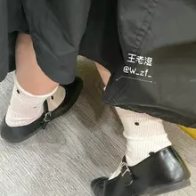 兄弟寄来的袜子老婆非常的爱穿，在小皮鞋里捂了好几天了，整双袜子吸满了小骚脚的味道，已经变成完美的枪套等待精液的灌溉了。 #原味 #袜控 #白袜 #射袜 #精液…