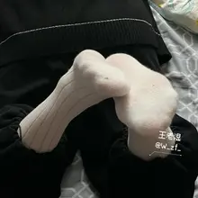 【家妻日常】白袜足底已经摆好了，等着精液的灌溉呢兄弟们💦 #白袜 #足底 #人妻