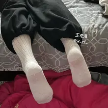【家妻日常】白袜足底已经摆好了，等着精液的灌溉呢兄弟们💦 #白袜 #足底 #人妻