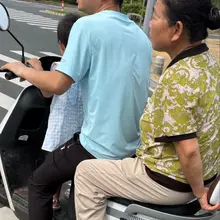 我TM笑死，老太婆也穿lo鞋，同好小心点了看看仔细，别射给老太婆了🤣🤣🤣