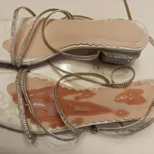 小仙女的凉鞋，刚脱下来还热乎的，微微脚汗味太让人上头了