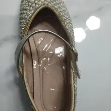 小萝莉的亮闪闪平底鞋～独特的香味充斥着小鞋里，让哥哥好好保养保养😁