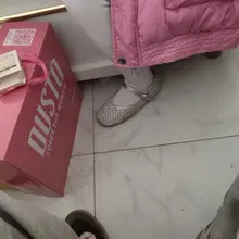 小萝莉的亮闪闪平底鞋～独特的香味充斥着小鞋里，让哥哥好好保养保养😁