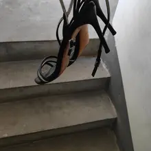 今天有事 没时间撸了 正好憋了一泡尿 今天就先用尿液给你保养骚高跟吧 #扫楼 #打胶 #少妇 #骚货 #高跟 #尿鞋 #保养 #凉拖 #臭脚