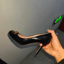 又是上次的少妇 鞋柜里高跟鞋巨多 每天射都不带重样的 本来想射他的菲拉格慕 但是看着这黑色cucci真忍不住 最后射到cucci里 再倒到菲拉格慕里抹匀 必须…