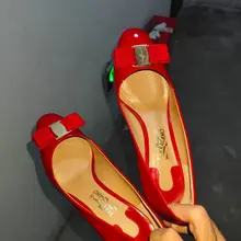 又是上次的少妇 鞋柜里高跟鞋巨多 每天射都不带重样的 本来想射他的菲拉格慕 但是看着这黑色cucci真忍不住 最后射到cucci里 再倒到菲拉格慕里抹匀 必须…