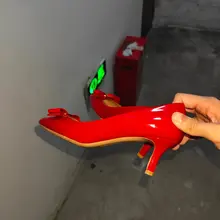 又是上次的少妇 鞋柜里高跟鞋巨多 每天射都不带重样的 本来想射他的菲拉格慕 但是看着这黑色cucci真忍不住 最后射到cucci里 再倒到菲拉格慕里抹匀 必须…