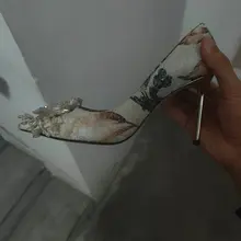 还是上次的少妇 又是个10cm高跟 成天穿着这骚高跟鞋挨操吧 给你小脚上射满 #扫楼 #打胶 #少妇 #射鞋 #高跟