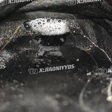 骚熟妇的极品脚泥，光脚丫子穿鞋，脚趾部位把鞋尖养的全是臭泥，左脚吐口水，右脚打胶🤤 #扫楼 #恋足 #足交 #美脚 #高跟 #打胶 #玩鞋 #射鞋 #原味