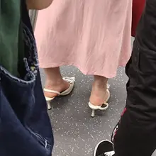 小姐姐为了赶地铁鞋带都踩下去了，应该是人多不好意思提，其实我可以帮小姐姐提一下，顺便舔一口🤤#偷拍 #美脚 #恋足 #盗摄