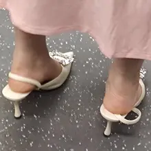 小姐姐为了赶地铁鞋带都踩下去了，应该是人多不好意思提，其实我可以帮小姐姐提一下，顺便舔一口🤤#偷拍 #美脚 #恋足 #盗摄