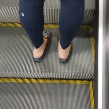 熟妇的骚脚，走路的时候脚后跟抬起来太骚了，真想把基霸放在鞋上让她踩 #熟妇 #骚货 #恋足 #足交