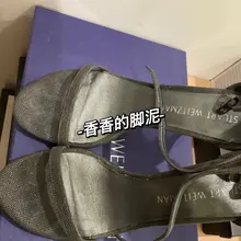 天气转暖，有高跟玩了，趾印明显，龟头在趾印上疯狂摩擦，插了右脚，舔了左脚，左脚趾印都快舔干净了，喷了好多 #玩鞋 #射鞋 #高跟 #原味 #扫楼 #打胶 #恋…