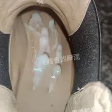 3点多睡不着出去溜达，这算什么鞋呢？看着挺干净的，直接捂到脸上，深吸一口，脚丫和皮革的味道，大冷天的都直接硬了，本来想把鞋垫拿出来，射到鞋垫底下，让女主人一直…