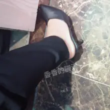 #扫楼 #射鞋 #高跟 #恋足 #足交 #原味 #打胶 #玩鞋 #美足 有一点点小臭，味道很上头，没忍住就把鞋操了，蛋蛋在鞋上摩擦，龟头在鞋尖摩擦，射的不多。…