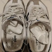 抓到一个机会偷偷带走同事的鞋子 又害怕被发现又爽 热到连袜子都脱了真是爽死