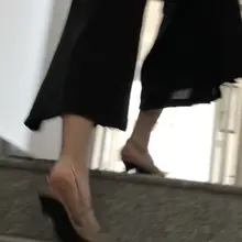 推友投稿，推友的好友，推友馋她很久了，经常偷拍鞋子，终于逮到机会跟她回家，等她进门后拿到热乎乎的鞋子打胶，看着套路到的脚图，很快就交粮了 #反差 #射屏 #出…