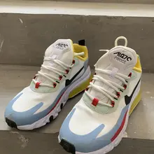 #射鞋 #玩鞋 #扫楼 #打胶 今天又要继续出发了，实在是舍不得这个妹子啊！全是香香的运动鞋，真是太爽了！不过短暂的分离一定是为了更好的相聚，我一定还会回来的…
