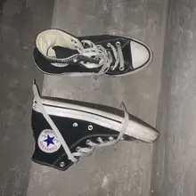 #射鞋 #玩鞋 #扫楼 #打胶 今天终于看到这个converse妹子的正脸啦！虽然没有穿这双鞋的照片，不过妹子还是长得不错的。期待夏天可以玩到妹子的其他鞋，期…