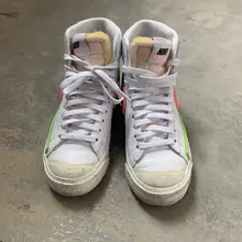 #射鞋 #玩鞋 #扫楼 #打胶 35.5的妹子玩起来是真的爽！虽然高帮的鞋没办法操到妹子的鞋垫，但就是这细细的鞋帮的包裹感都是极强，真是舒服啊！