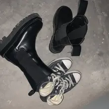 #射鞋 #玩鞋 #扫楼 #打胶 湿润的鞋面仿佛在向我所说着她今年所走过的泥泞，也不枉我特地为了她禁欲两天了呢...这次前来原本是想玩妹子的运动鞋的，结果竟然一…