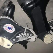 #射鞋 #玩鞋 #扫楼 #打胶 湿润的鞋面仿佛在向我所说着她今年所走过的泥泞，也不枉我特地为了她禁欲两天了呢...这次前来原本是想玩妹子的运动鞋的，结果竟然一…