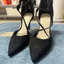 闲鱼上套路到的妹子的上脚图，这双是黑色高跟，这肉丝美腿可以啊。