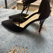 闲鱼上套路到的妹子的上脚图，这双是黑色高跟，这肉丝美腿可以啊。