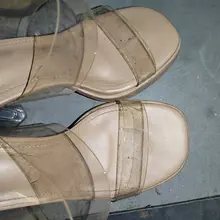 透明高跟凉拖。